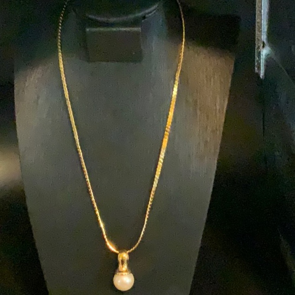 Pearl pendant and necklace gold tone 16”